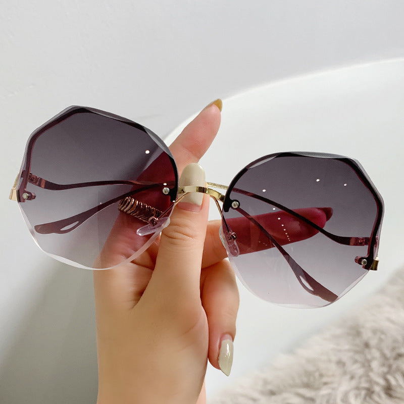 Fashionable UV Sunglasses